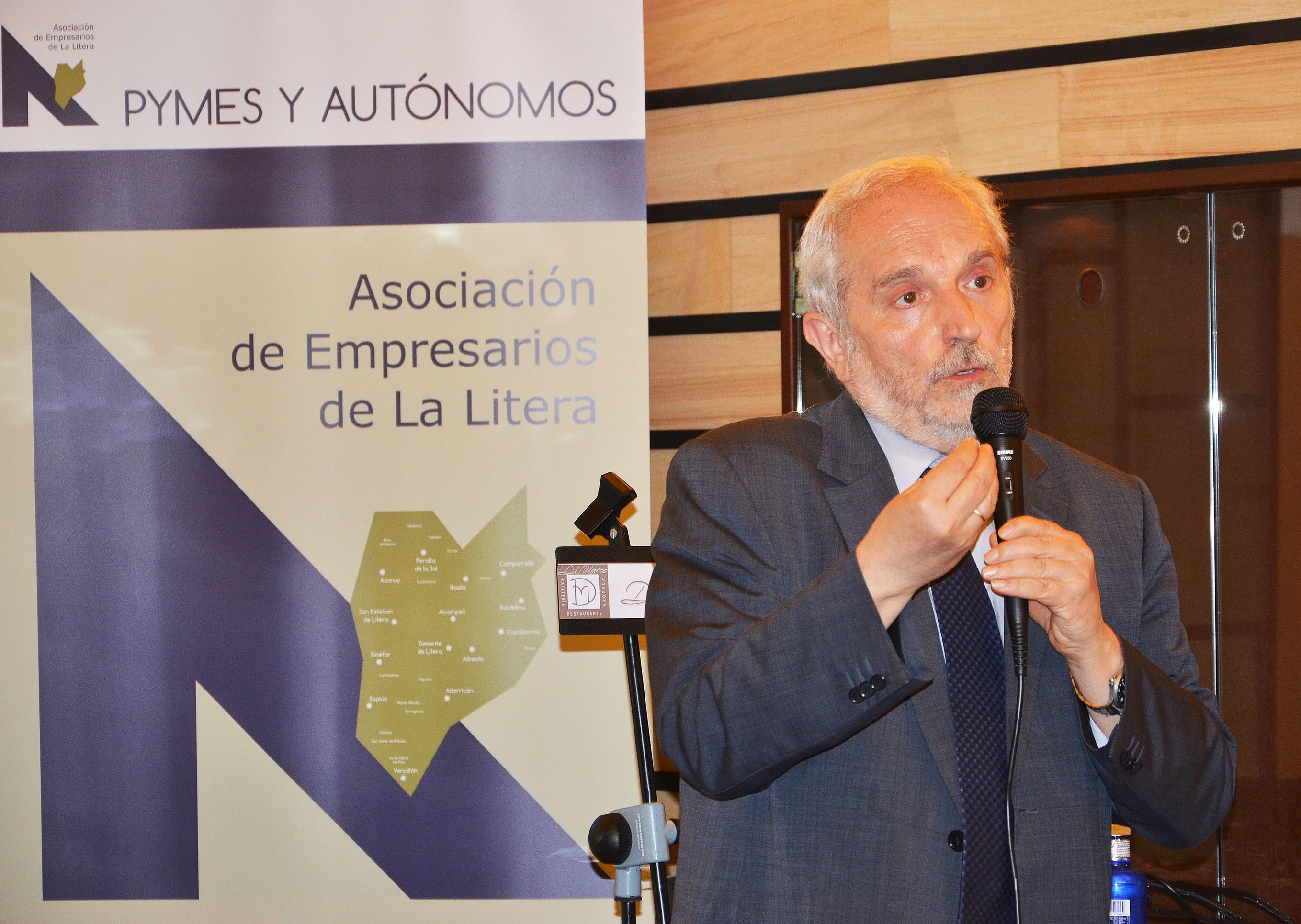 El economista Vicente Salas sienta cátedra en Binéfar